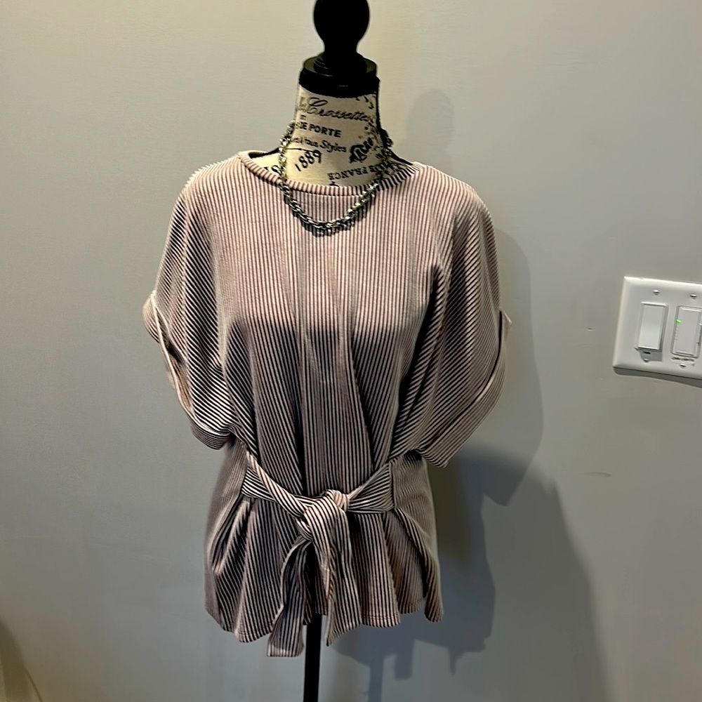 Stylish, contemporary blouse. Excellent condition.